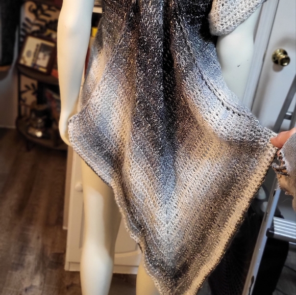 Super soft short sleeve high low cardigan sweater in shades of gray and black - Picture 1 of 7